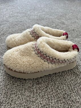 UGG Cream Sherpa Slip-On Slippers with Red Stitch Detail